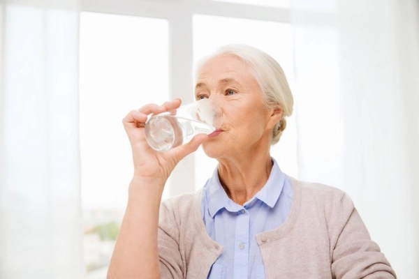 Những điều cần biết về nước uống với sức khỏe người lớn tuổi | Karofi.com