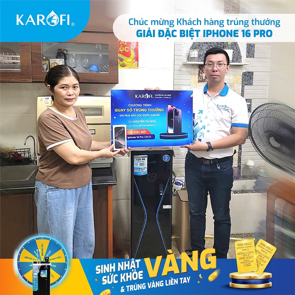 chi-nguyen-thi-hoa-trung-iphone-karofi-trao-thuong