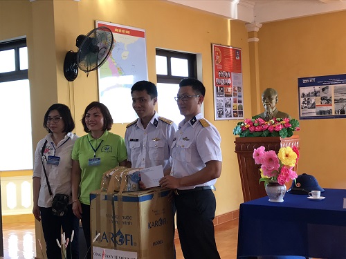KAROFI TẶNG NƯỚC TINH KHIẾT TỚI ĐẢO TRƯỜNG SA