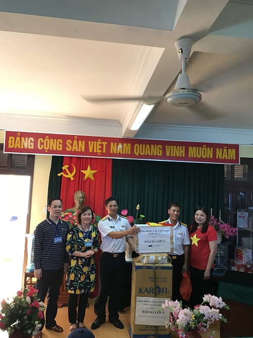 KAROFI TẶNG NƯỚC TINH KHIẾT TỚI ĐẢO TRƯỜNG SA
