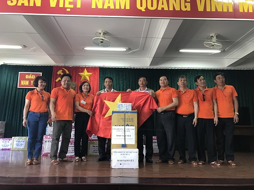 KAROFI TẶNG NƯỚC TINH KHIẾT TỚI ĐẢO TRƯỜNG SA
