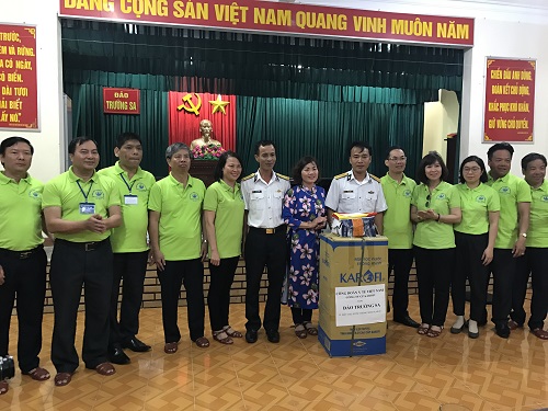 KAROFI TẶNG NƯỚC TINH KHIẾT TỚI ĐẢO TRƯỜNG SA